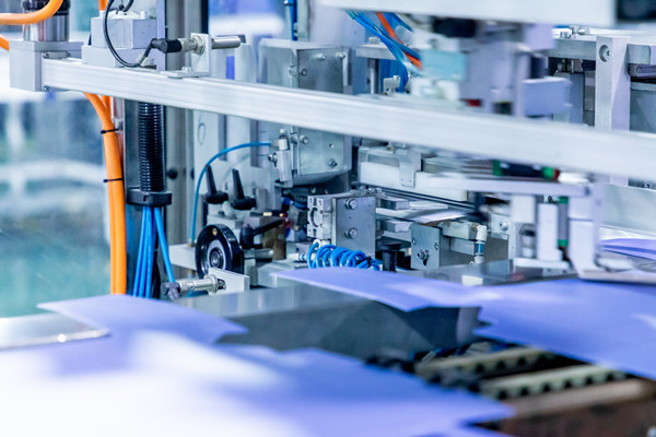 精益革新為何失?。? /> 
</p>
<p>
	　　精益革新失敗原因2:精益改進(jìn)需要改變?cè)械墓ぷ鞣绞?
</p>
<p>
	　　企業(yè)實(shí)施精益改進(jìn)需要改變員工的日常工作行為，這自然離不開人力資源部的支持和推動(dòng)。精益改進(jìn)要改變?cè)械墓ぷ鞣绞?，可能包括建立額的流程和新的授權(quán)機(jī)制。建立新的流程之前需要收集大量的員工建議，建氫新的授權(quán)機(jī)制時(shí)則需要允許員工以新的工作方法來判定決策和解決問題。
</p>
<p>
	　　我曾經(jīng)見過不只一家這樣的企業(yè)，它們苦苦探尋如何營造一個(gè)能讓員工充分參與的工作環(huán)境、如何拓寬收集創(chuàng)意和建議的渠道。這些創(chuàng)意很容易積壓起來得不到實(shí)施，因?yàn)樵谄髽I(yè)的各層級(jí)中還沒有足夠的人才來分析并實(shí)施這些創(chuàng)意，他們還沒來得及接受相關(guān)的培訓(xùn)。各級(jí)經(jīng)理很快就會(huì)不勝其煩，因?yàn)樗麄円粩嗟叵虼罅繂T工解釋：若要實(shí)現(xiàn)他們的創(chuàng)意究竟要投人多少成本，以及動(dòng)用資金的時(shí)候需要經(jīng)過怎樣煩瑣的審計(jì)。因此，從長遠(yuǎn)來看，只有讓越來越多的人認(rèn)識(shí)到企業(yè)的運(yùn)營方式，才能使我們之前的努力收到成效。在短期內(nèi)，這個(gè)問題暫時(shí)無法解決，只能要求各級(jí)管理者克服這一系列困難，在此基礎(chǔ)上建設(shè)、推行新的工作流程。
</p>
<p>
	　　行為習(xí)慣既然被稱為習(xí)慣，本質(zhì)就是不易改變的。一個(gè)人要改變?cè)械男袨榱?xí)慣往往需要大量的外力推動(dòng)。此外，一些原有數(shù)據(jù)信息和新的工作要求之間可能會(huì)存在矛盾，使人們延續(xù)舊的工作行為，阻礙新習(xí)慣的養(yǎng)成，這也是人力資源部不介入其中的危害之一。此外，新的工作方式還帶來了一個(gè)重要的改變，那就是領(lǐng)導(dǎo)角色的變化打破了原有的權(quán)力平衡。
</p>
<p>
	　　精益革新失敗原因3:權(quán)力平衡可能會(huì)抵制精益改進(jìn)
</p>
<p>
	　　雖然精益行為的變革能夠提高生產(chǎn)率，但是管理者為了維持原有的平衡狀態(tài)，往往會(huì)對(duì)精益改進(jìn)產(chǎn)生抵制。盡管使更多人介入改革明顯有利于發(fā)現(xiàn)問題和解決問題，但顯而易見的是更多人的介入也會(huì)帶來更加廣泛的抵制。
</p>
<p>
	　　管理層作為既得利益者，需要將權(quán)力掌握在自己手中，因?yàn)樗麄兒ε卤凰巳〈?，害怕?quán)力被轉(zhuǎn)移到大多數(shù)人手中后讓自己失去價(jià)值。大量歷史案例告訴他們，不能相信由大多數(shù)人掌權(quán)后執(zhí)行的決策。有很多企業(yè)案例顯示，如果大多數(shù)人都有權(quán)力，管理就會(huì)變得混亂。還有很多管理者認(rèn)為，如果他們教會(huì)了更多人怎樣做報(bào)告、做決策以及解決問題，他們自己將會(huì)失業(yè)。咨詢師面臨的挑戰(zhàn)就是怎樣說服這些管理者轉(zhuǎn)變領(lǐng)導(dǎo)角色—像教練一樣培訓(xùn)員工完成當(dāng)前管理者所做的工作，以及通過讓更多人做這些工作來創(chuàng)造價(jià)值，而不是事必躬親。與此同時(shí)，這些管理者需要學(xué)習(xí)培訓(xùn)員工的技巧，而不是像傳統(tǒng)的管理者一樣學(xué)習(xí)完成任務(wù)的技巧。
</p>
<p>
	　　管理者還提到，他們擔(dān)憂員工的態(tài)度，即員工是否愿意接受這些任務(wù)，或者說員工是否愿意幫助其他人完成工作并承擔(dān)責(zé)任。針對(duì)這些擔(dān)憂，我們的做法是讓這類管理者看到他們的員工在其他方面已經(jīng)在做類似的事情、已經(jīng)能夠獨(dú)立決策，并且進(jìn)一步探索在現(xiàn)有工作中如何使員工做出更多更好的決策。
</p>
<p>
	　　還有一些管理者會(huì)把目光聚焦于團(tuán)隊(duì)中廢話最多和行動(dòng)最消極的人身上，他們常常以偏概全地將這些人的負(fù)面觀點(diǎn)當(dāng)作團(tuán)隊(duì)的想法。我們堅(jiān)信每個(gè)團(tuán)隊(duì)成員都有能力做出更大的貢獻(xiàn)，我們的任務(wù)就是弄清楚每個(gè)人的真實(shí)能力究競能為企業(yè)帶來怎樣的收益。不過，這些消極態(tài)度對(duì)其他員工的影響不容小覷，管理者要嚴(yán)格防止這種態(tài)度的蔓延。
</p>
<p>
	　　精益革新失敗原因4:缺乏人力資源部的支持
</p>
<p>
	　　如前所述，企業(yè)需要有文化的支持來為改革提供長期動(dòng)力。人力資源管理與持續(xù)改進(jìn)戰(zhàn)略之間存在的任何形式的脫節(jié)，都會(huì)導(dǎo)致企業(yè)文化方面的目標(biāo)得不到充分的支持。
</p>
<p>
	　　有這樣一個(gè)真實(shí)案例，某公司計(jì)劃實(shí)施大規(guī)模的改革，內(nèi)容是通過加強(qiáng)管理者和員工的溝通協(xié)作，提高員工創(chuàng)造性解決問題的能力、達(dá)成團(tuán)隊(duì)協(xié)作，從而提高工作質(zhì)量和效率。
</p>
<p>
	　　但是，這次改革在培訓(xùn)過程和整個(gè)實(shí)施策略中都沒有將人力資源部包括進(jìn)來，導(dǎo)致在改革進(jìn)程中當(dāng)各級(jí)管理者發(fā)現(xiàn)預(yù)期目標(biāo)無法達(dá)成、改革陷人困境時(shí)，人力資源部也無法提供任何形式的支持。這些支持可能包括分析新的工作職責(zé)、統(tǒng)計(jì)數(shù)據(jù)的變動(dòng)情況、為必需的領(lǐng)導(dǎo)力行為設(shè)計(jì)績效管理或激勵(lì)體系等。
</p>
<p>
	　　畢竟，人力資源部掌握著每個(gè)員工從面試到加入公司，到內(nèi)部發(fā)展，再到離職的所有信息，還管理著培訓(xùn)、績效、激勵(lì)等體系，這些工作模塊都能提供重要的數(shù)據(jù)。在這種情況下，如果企業(yè)的高層管理者仍然認(rèn)為人力資源管理在構(gòu)建企業(yè)文化方面沒什么作用的話，他們就低估了信息缺失會(huì)給行為改革帶來怎樣的阻力。
</p>
<p style=