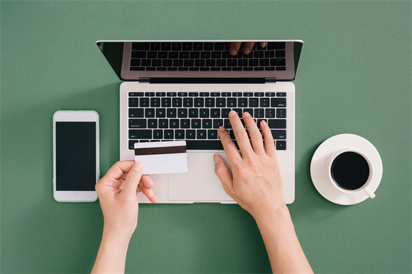 定期薪酬審查：定期審查，確保制度合理性