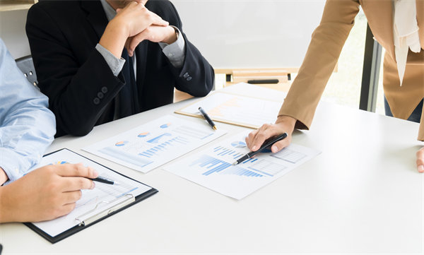 領(lǐng)導(dǎo)力發(fā)展與績效管理：培養(yǎng)領(lǐng)導(dǎo)力，推動(dòng)組織成功