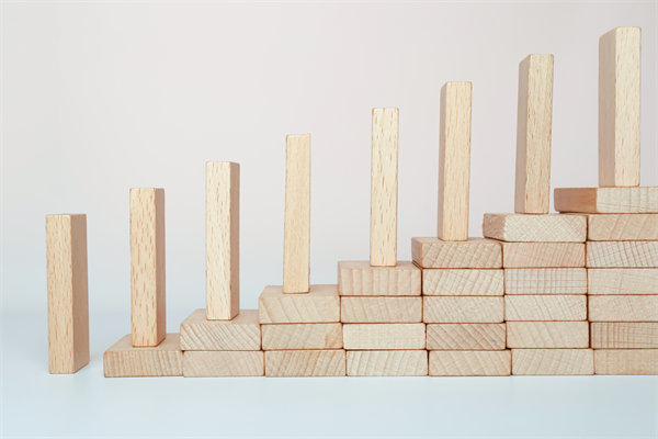 精心制定經(jīng)營策略，確保企業(yè)穩(wěn)健發(fā)展，實現(xiàn)長期盈利