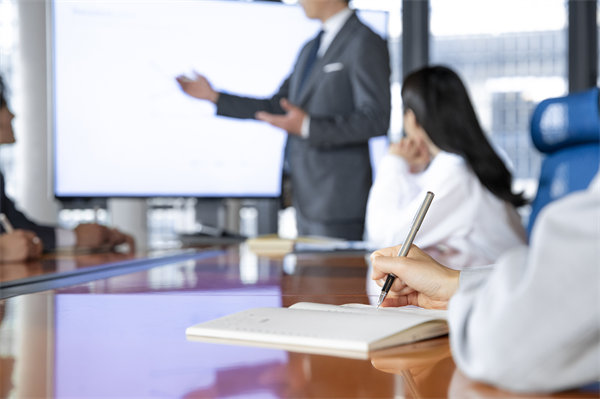 如何保證企業(yè)的年度工作方向與經(jīng)營目標(biāo)保持一致？