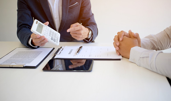 績效管理中，如何有效溝通反饋以促進員工成長？