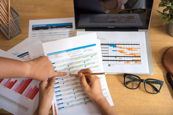 績(jī)效管理中，如何有效溝通反饋以促進(jìn)員工成長(zhǎng)？