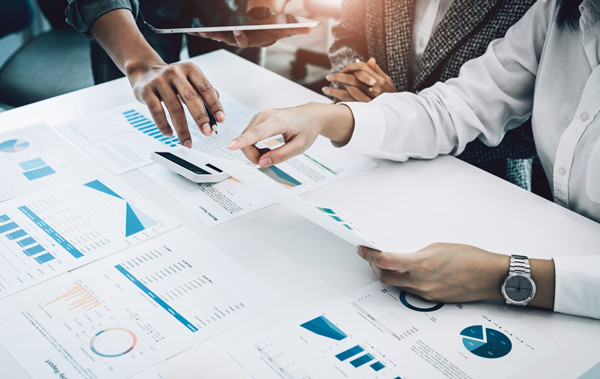 預(yù)算管理過程中如何有效識別并控制成本超支風(fēng)險？