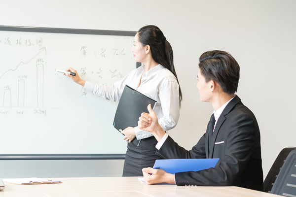 績(jī)效評(píng)估中如何平衡定量與定性指標(biāo)，提升評(píng)價(jià)質(zhì)量？