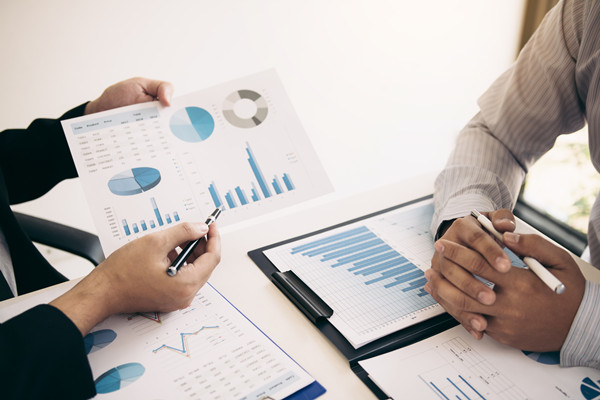 年度計(jì)劃中，如何量化評(píng)估風(fēng)險(xiǎn)與應(yīng)對(duì)策略？