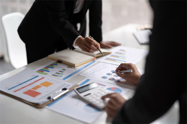 面對經(jīng)濟(jì)波動，企業(yè)應(yīng)該如何靈活調(diào)整薪酬策略？