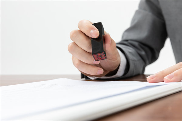 薪酬管理中如何確保合法合規(guī)，避免法律風險？