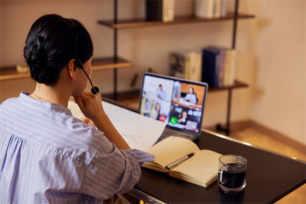 遠(yuǎn)程工作模式下，如何確保員工效率與團(tuán)隊(duì)凝聚力？