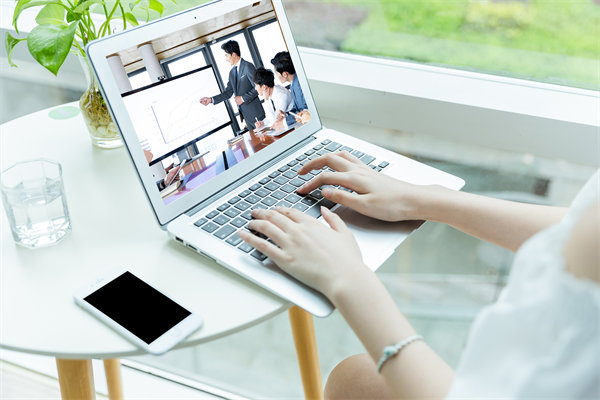 遠程工作模式下，如何確保員工效率與團隊凝聚力？