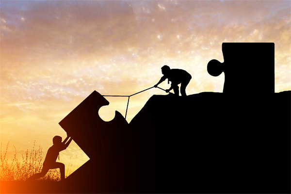 年度經(jīng)營計(jì)劃實(shí)施中，如何確保各部門協(xié)同一致？