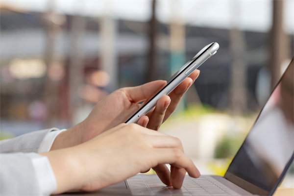 在遠程工作模式下，如何有效監(jiān)控與評估員工績效？