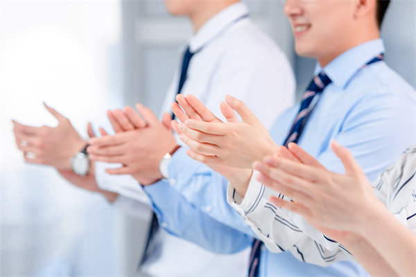 面對人才流失問題，企業(yè)應(yīng)如何改進人力資源策略？