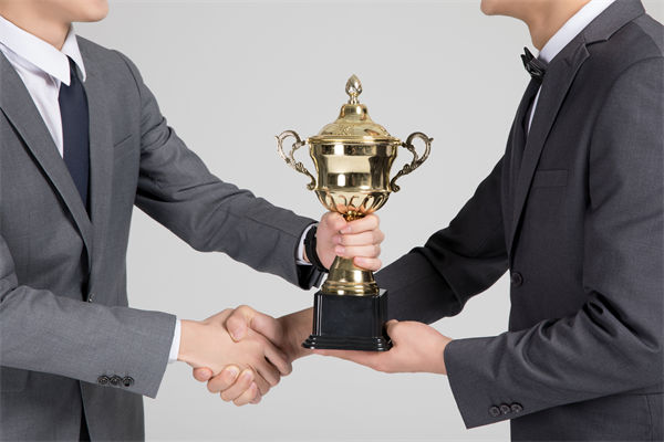 在薪酬談判中，如何把握員工的心理預期和企業(yè)底線？