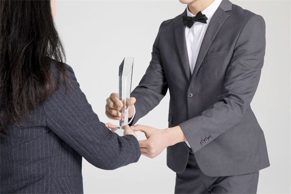 績效管理中，如何激勵(lì)優(yōu)秀員工，又幫助其提升？