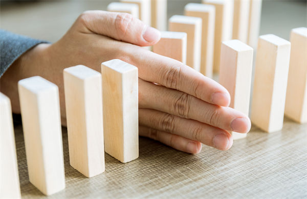 在年度經(jīng)營計劃中，如何有效識別并應(yīng)對潛在風(fēng)險？