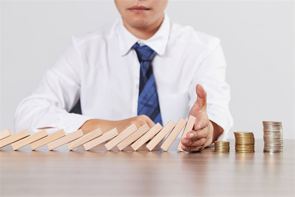 在年度經(jīng)營計劃中，如何有效識別并應(yīng)對潛在風(fēng)險？