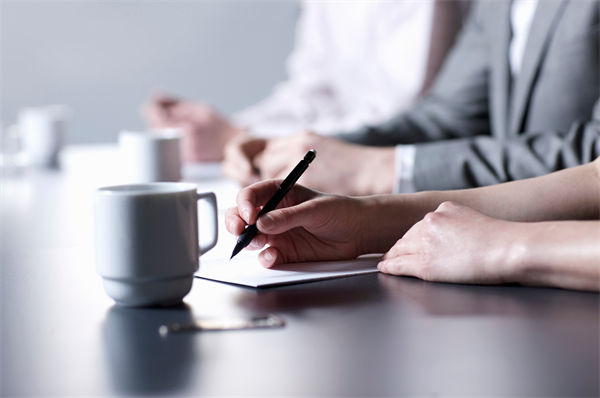 績(jī)效不佳員工薪酬調(diào)整策略，如何避免士氣低落？