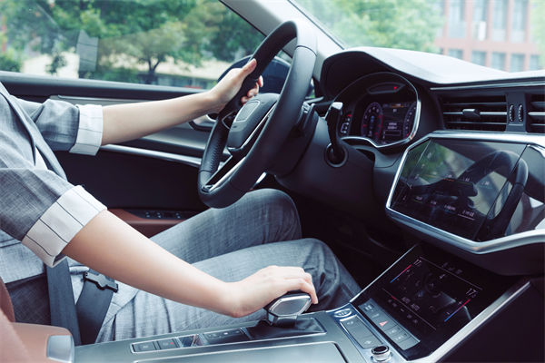 女子工資4600每天花近百元通勤上班，人力資源怎么看？