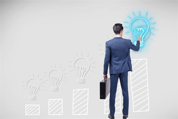 如何通過(guò)預(yù)算分析，識(shí)別企業(yè)運(yùn)營(yíng)中的潛在風(fēng)險(xiǎn)與機(jī)遇？