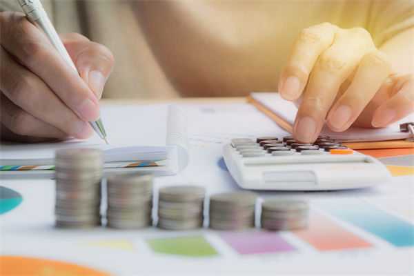 在滾動(dòng)預(yù)算模式下，如何確保預(yù)算的連續(xù)性和前瞻性？