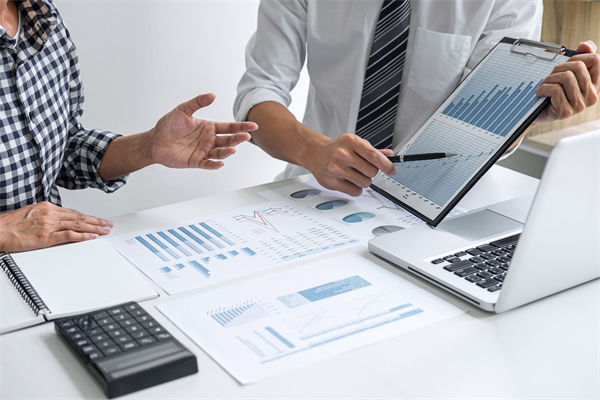 在滾動預(yù)算模式下，如何確保預(yù)算的連續(xù)性和前瞻性？