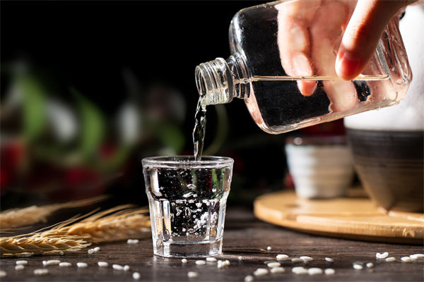 白酒遇冷，集體“降度”，關(guān)聯(lián)企業(yè)有何營銷啟示？